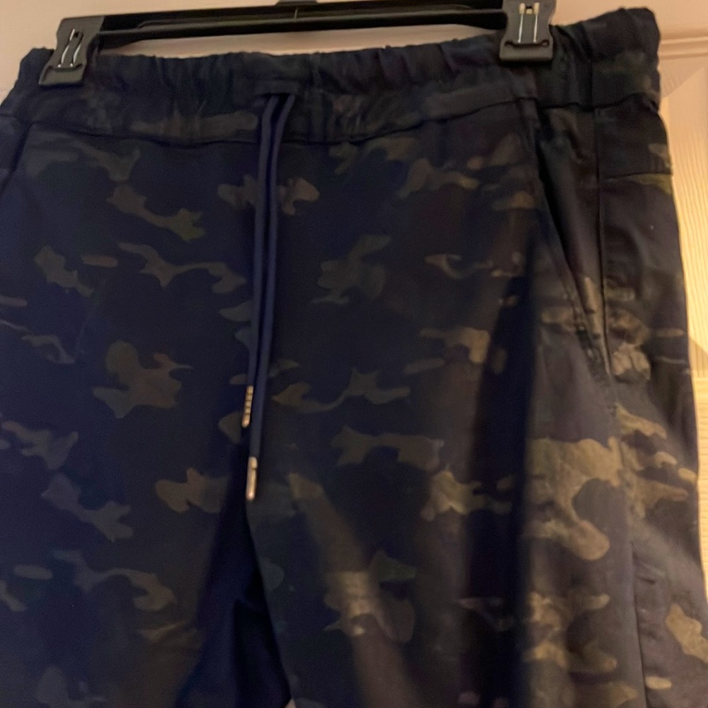 Bevy Flog navy blue camo draw string pants, size 27
